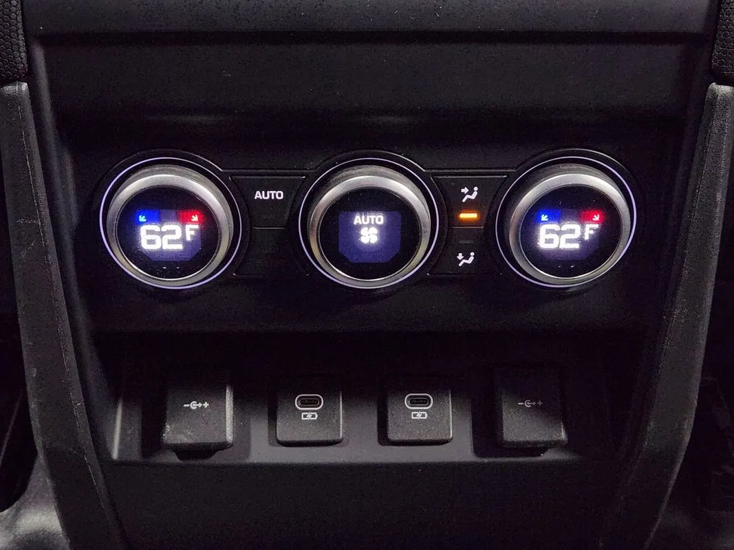 Land Rover Defender photo 16