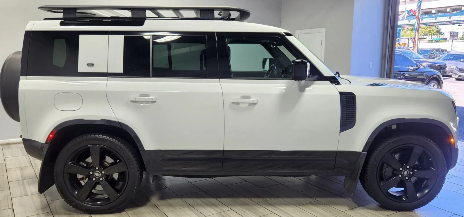 Land Rover Defender photo 6