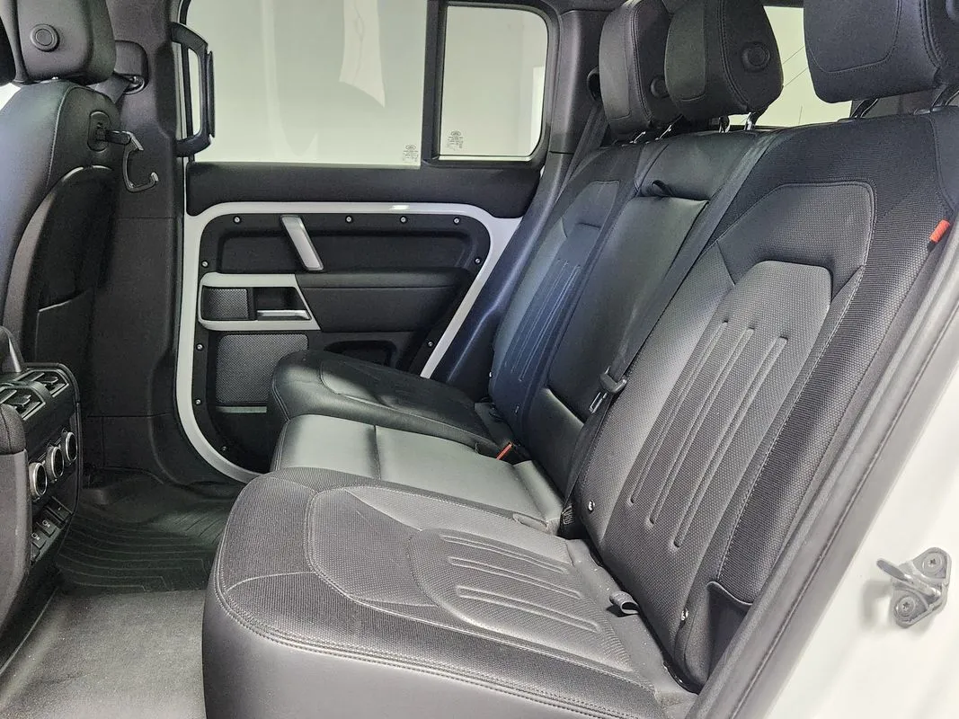 Land Rover Defender photo 13