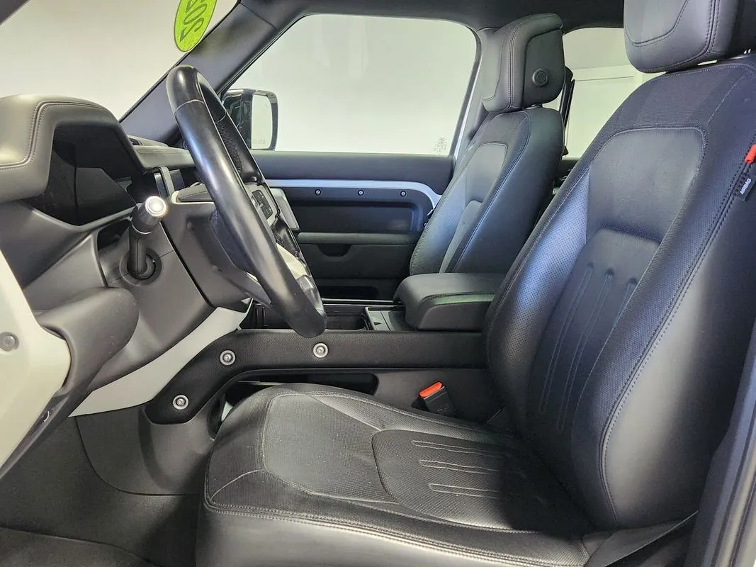 Land Rover Defender photo 11