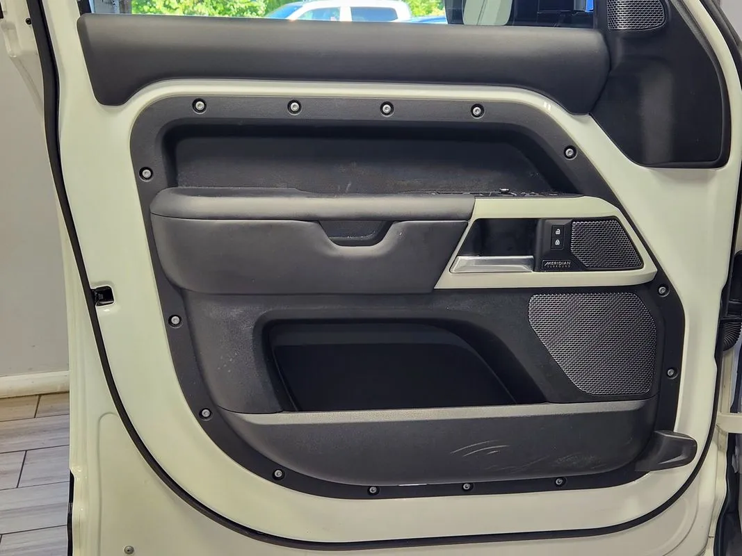 Land Rover Defender photo 10