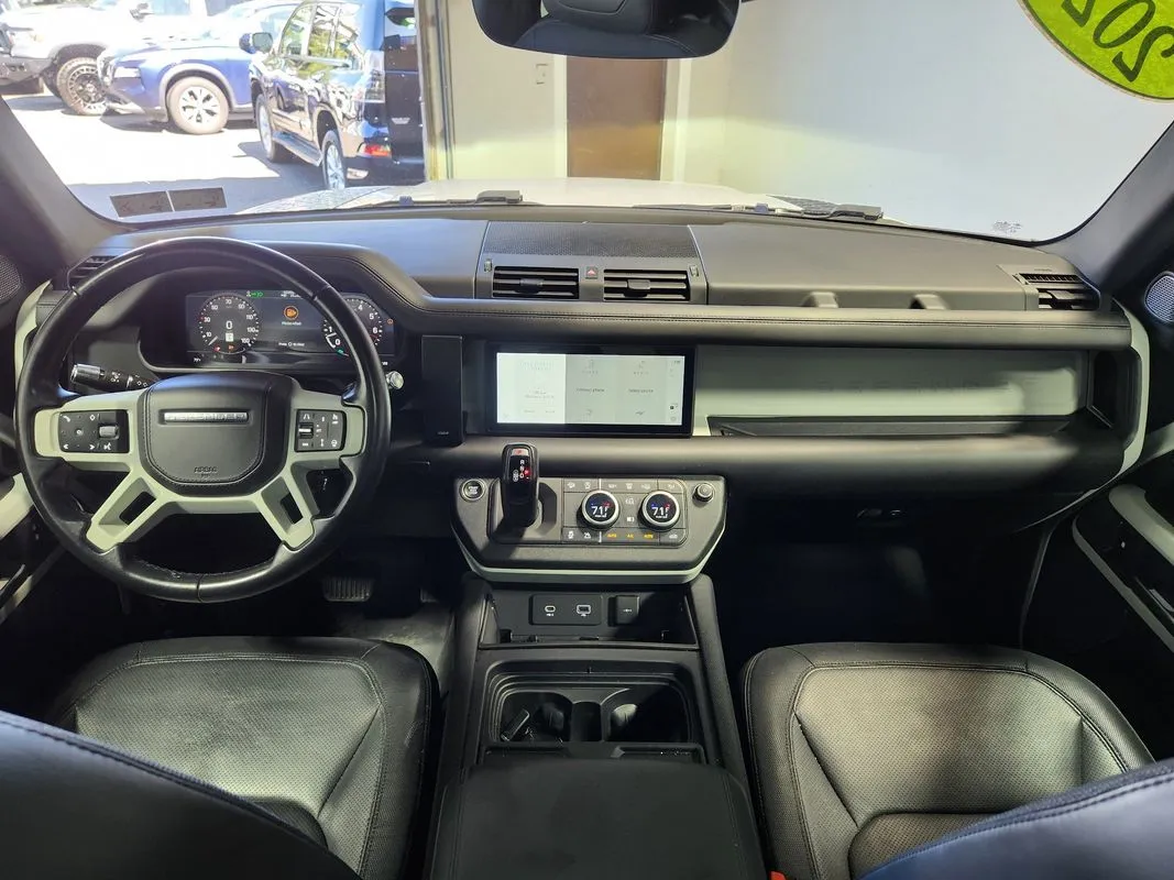 Land Rover Defender photo 17