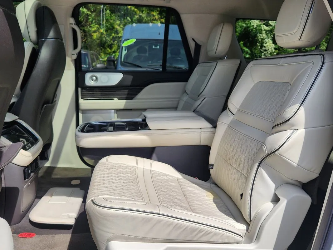 Lincoln Navigator photo 13