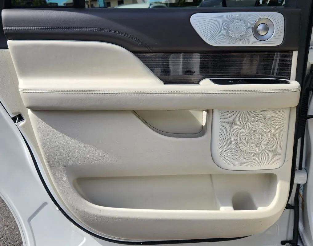 Lincoln Navigator photo 12