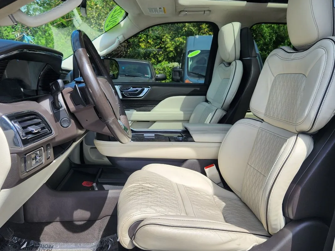 Lincoln Navigator photo 11