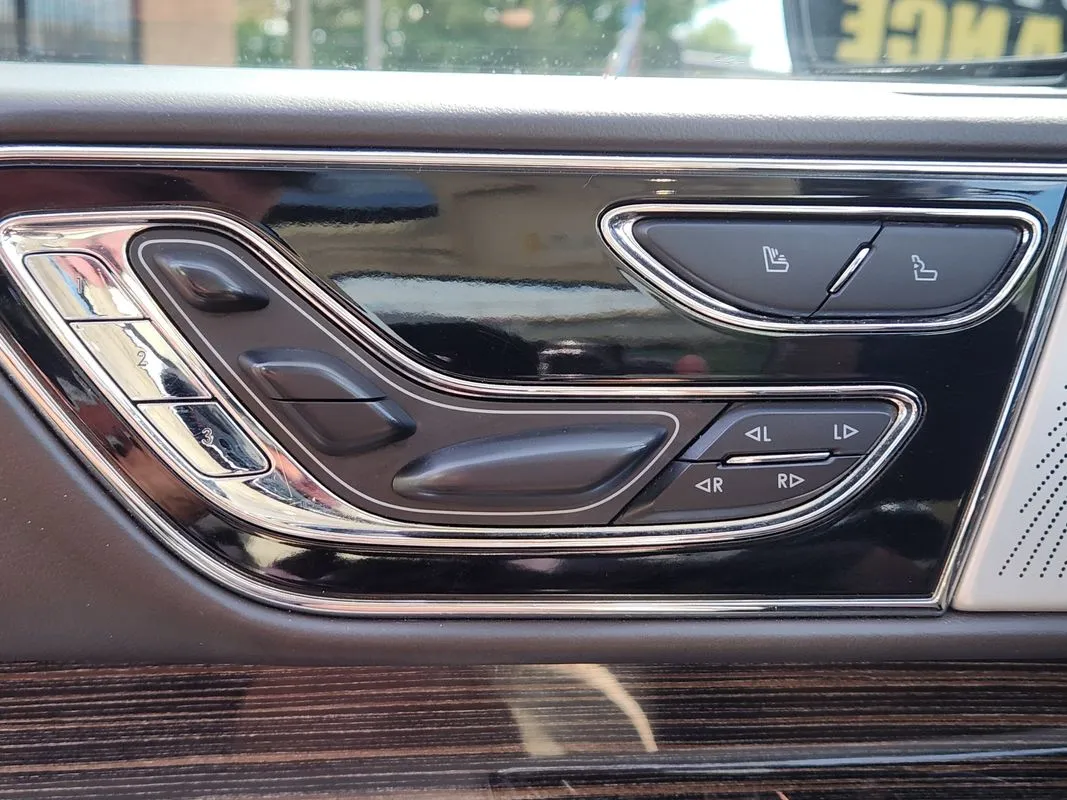 Lincoln Navigator photo 26