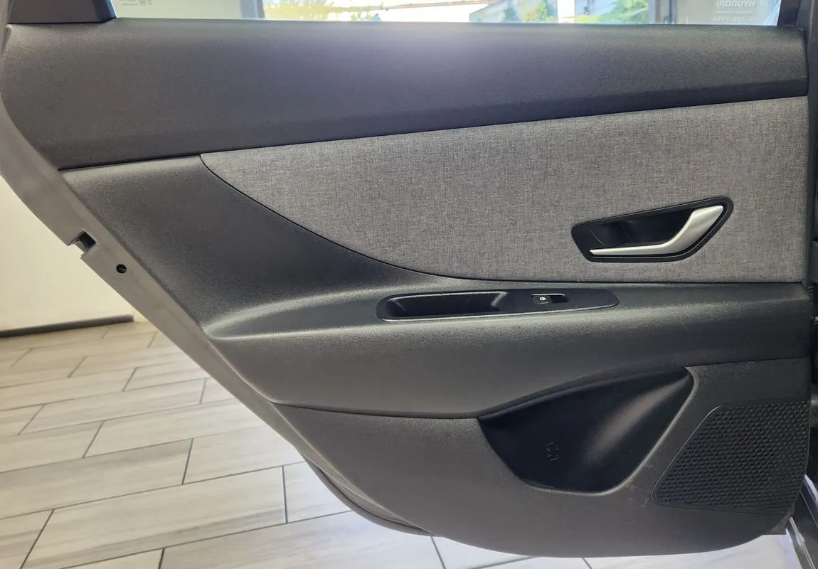 Hyundai Elantra photo 12