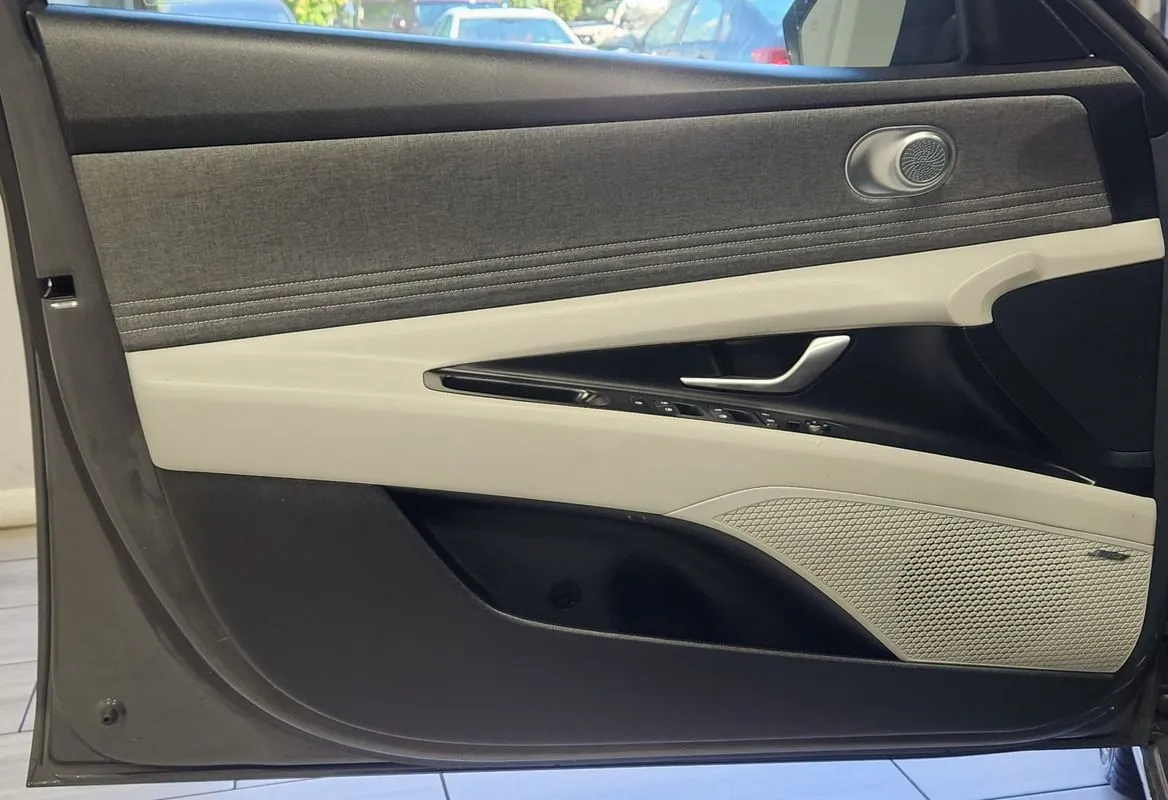 Hyundai Elantra photo 10