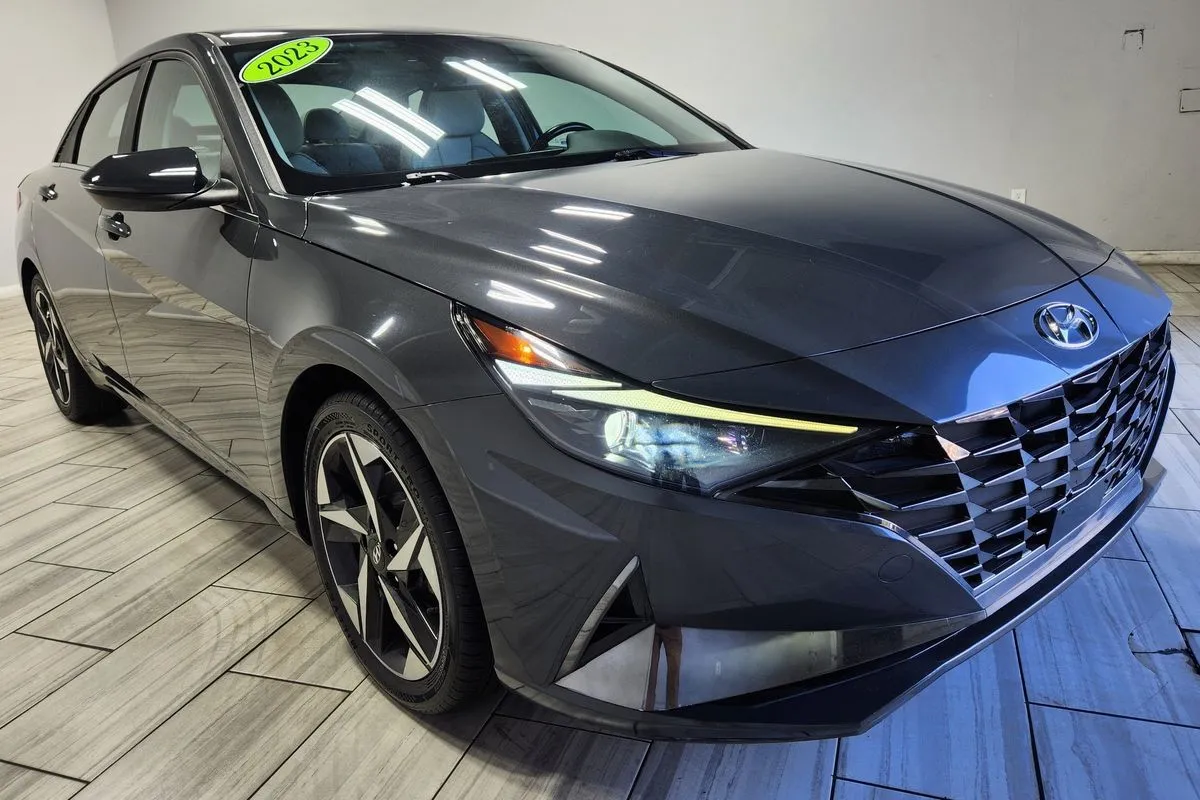 Hyundai Elantra photo 7