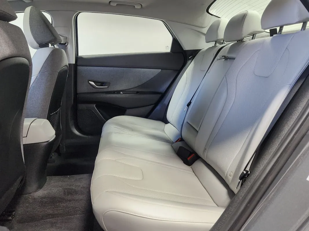 Hyundai Elantra photo 13