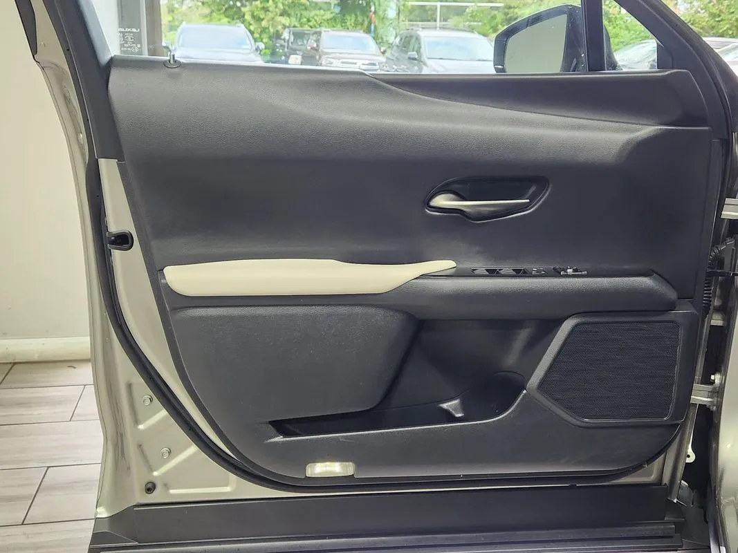 Lexus UX photo 10