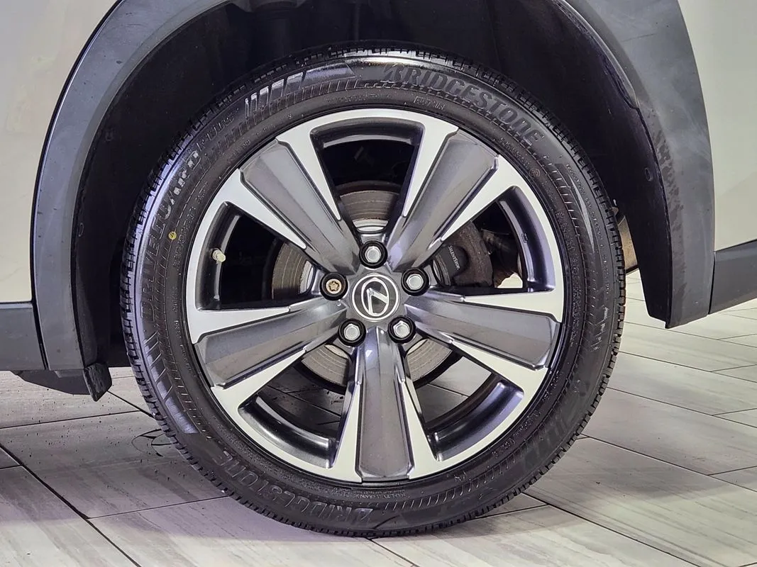 Lexus UX photo 9