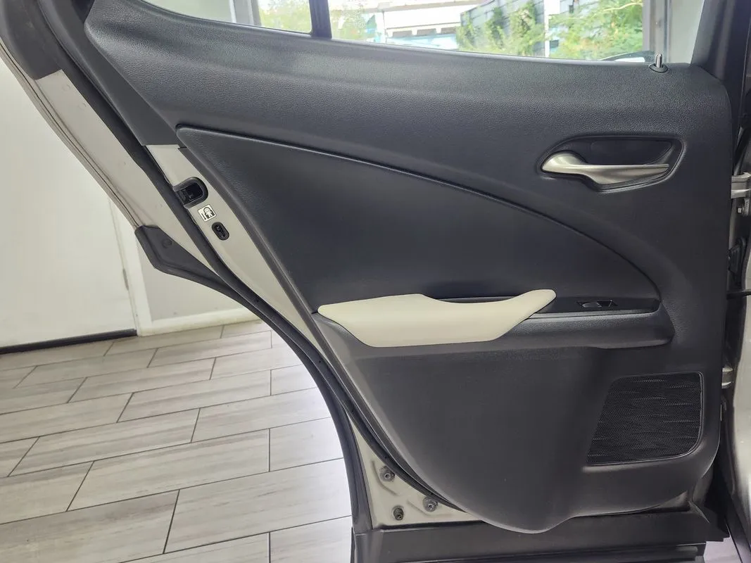 Lexus UX photo 12