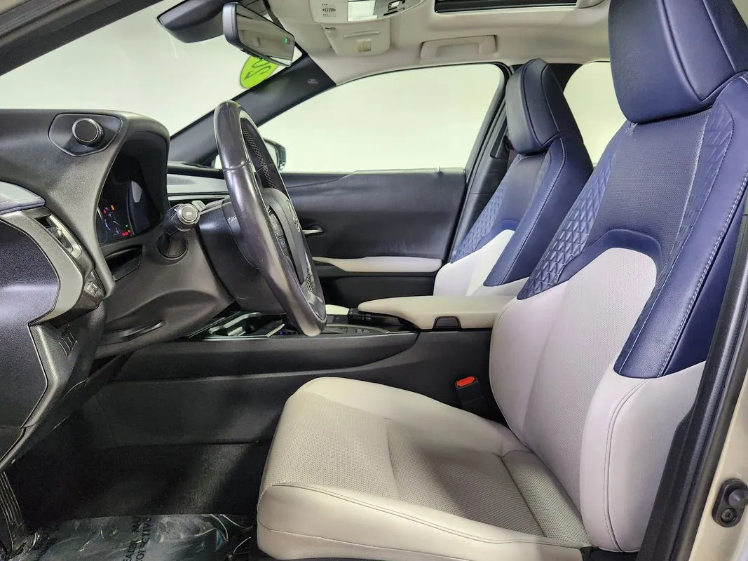 Lexus UX photo 11