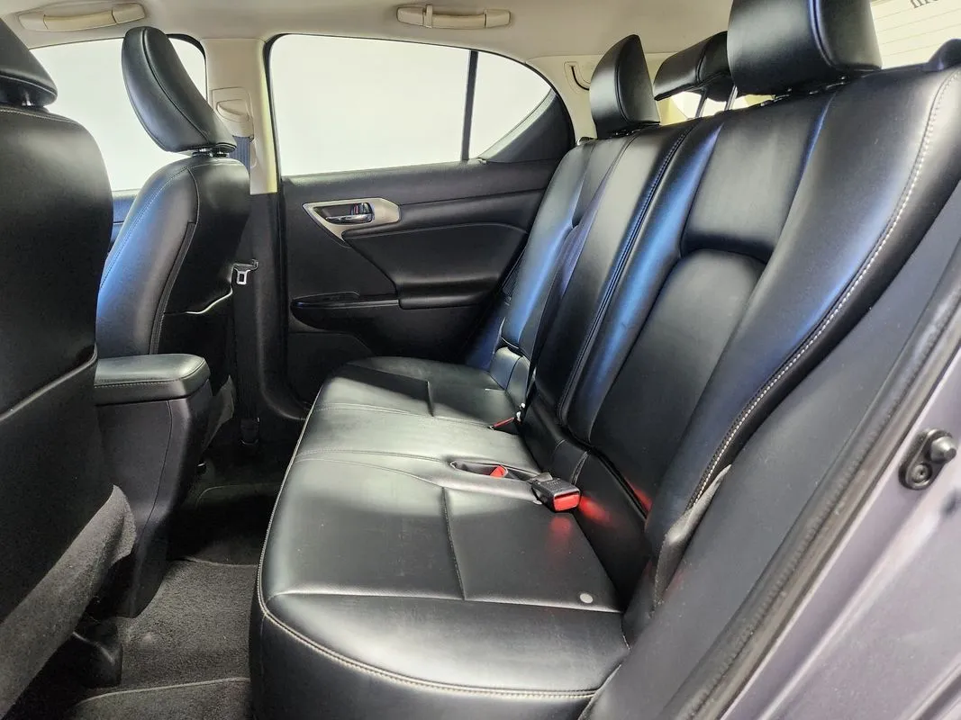 Lexus CT photo 12