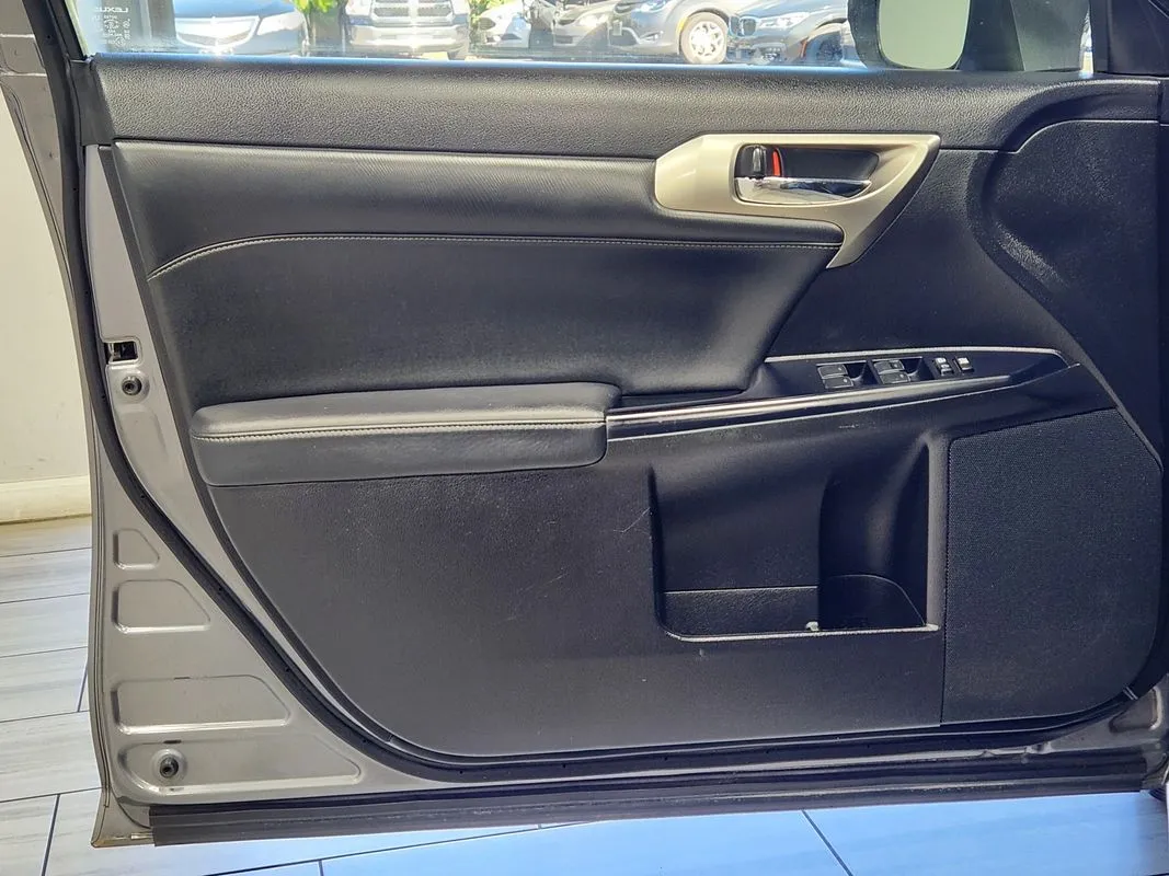 Lexus CT photo 9