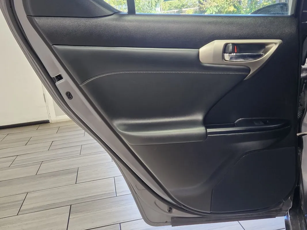 Lexus CT photo 11