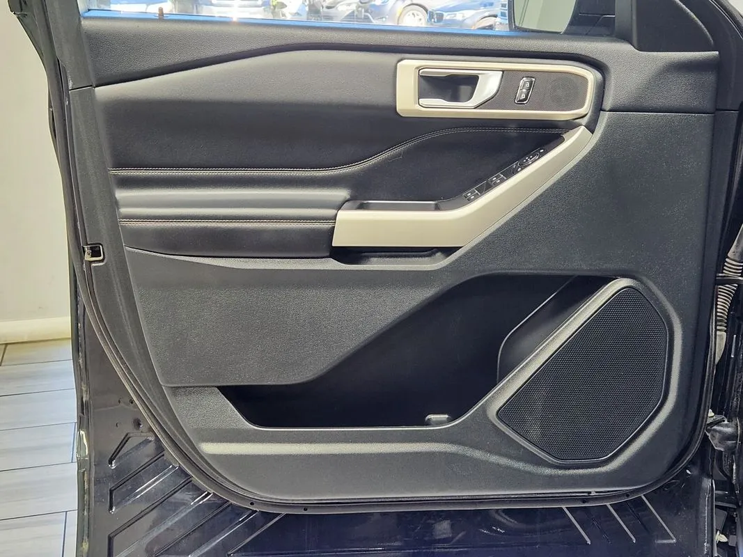 Ford Explorer photo 9