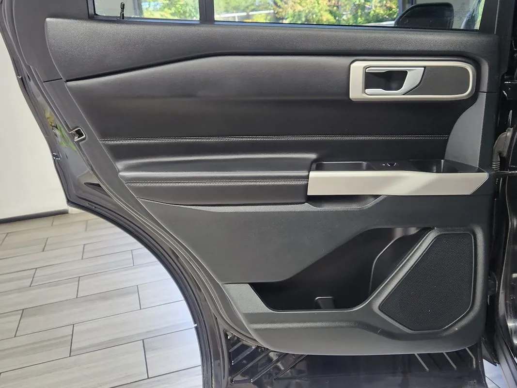 Ford Explorer photo 11