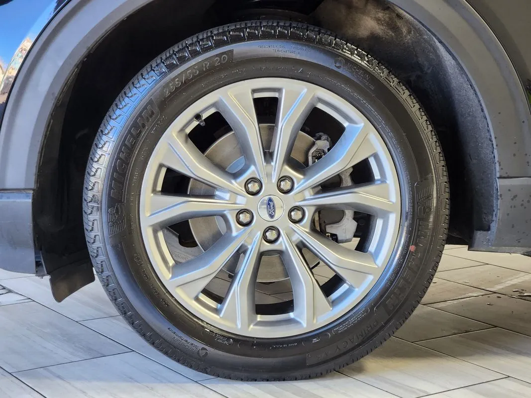 Ford Explorer photo 8