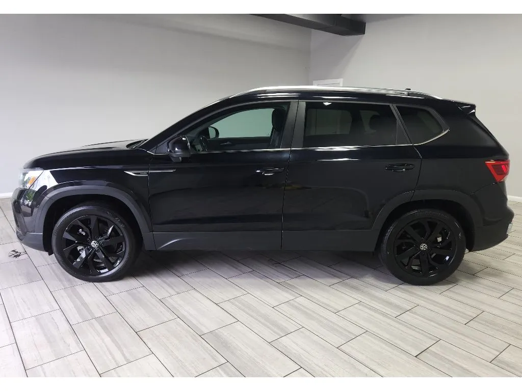 Photos of 2023 Volkswagen Taos SE for sale in Philadelphia, PA at Torresdale Ave