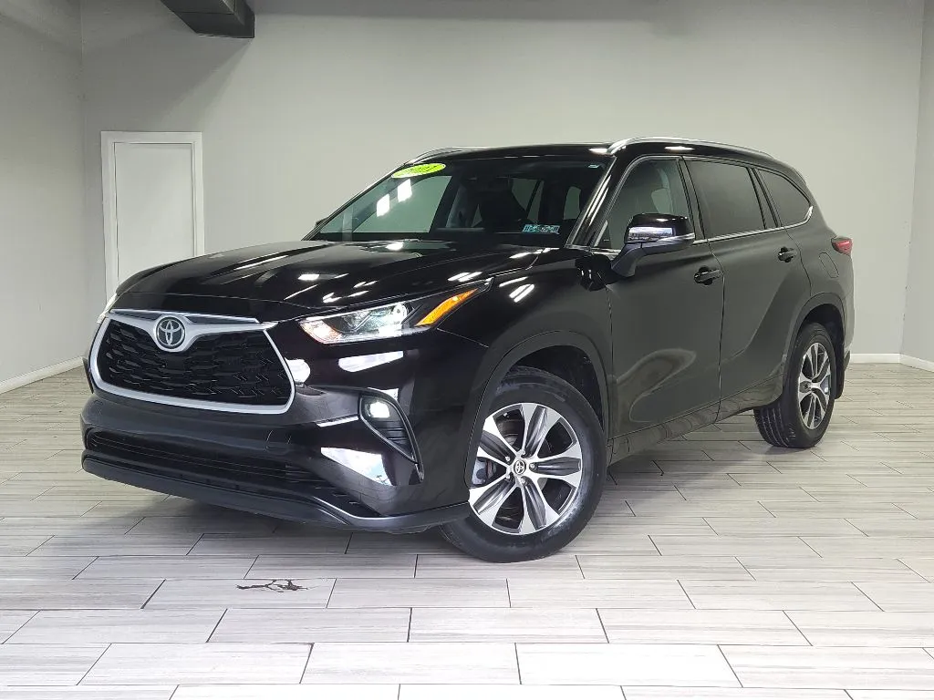 Brown 2021 Toyota Highlander XLE Nav for sale in Philadelphia, PA
