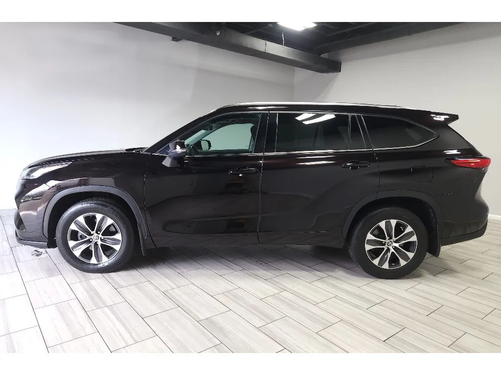 Photos of 2021 Toyota Highlander XLE Nav for sale in Philadelphia, PA at Torresdale Ave