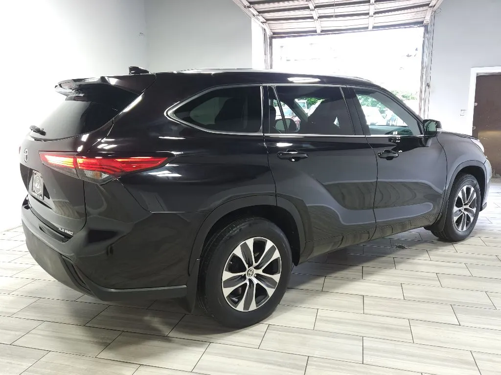 More photos of 2021 Toyota Highlander XLE Nav at Torresdale Ave, PA