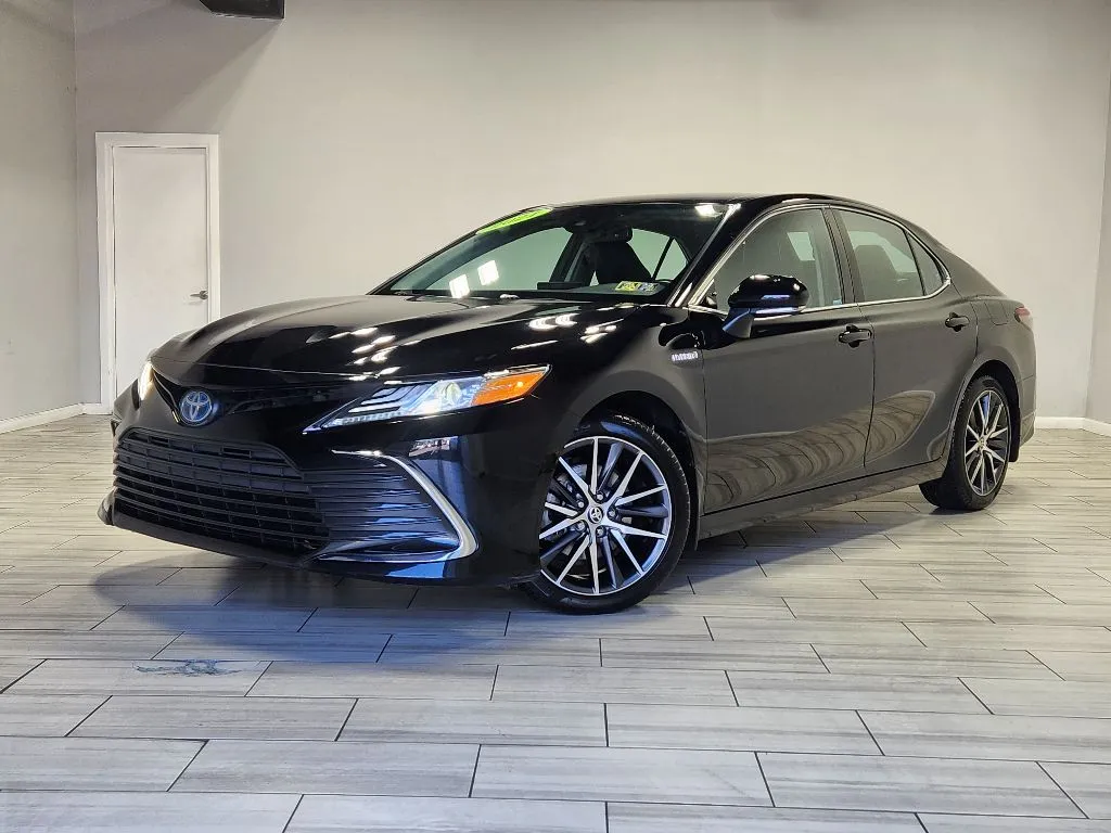 Black 2021 Toyota Camry Hybrid Hybrid XLE for sale in Philadelphia, PA