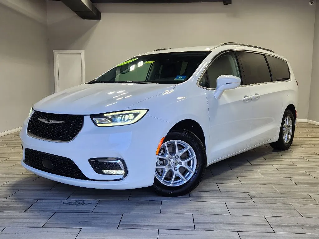 White 2022 Chrysler Pacifica Touring L for sale in Philadelphia, PA