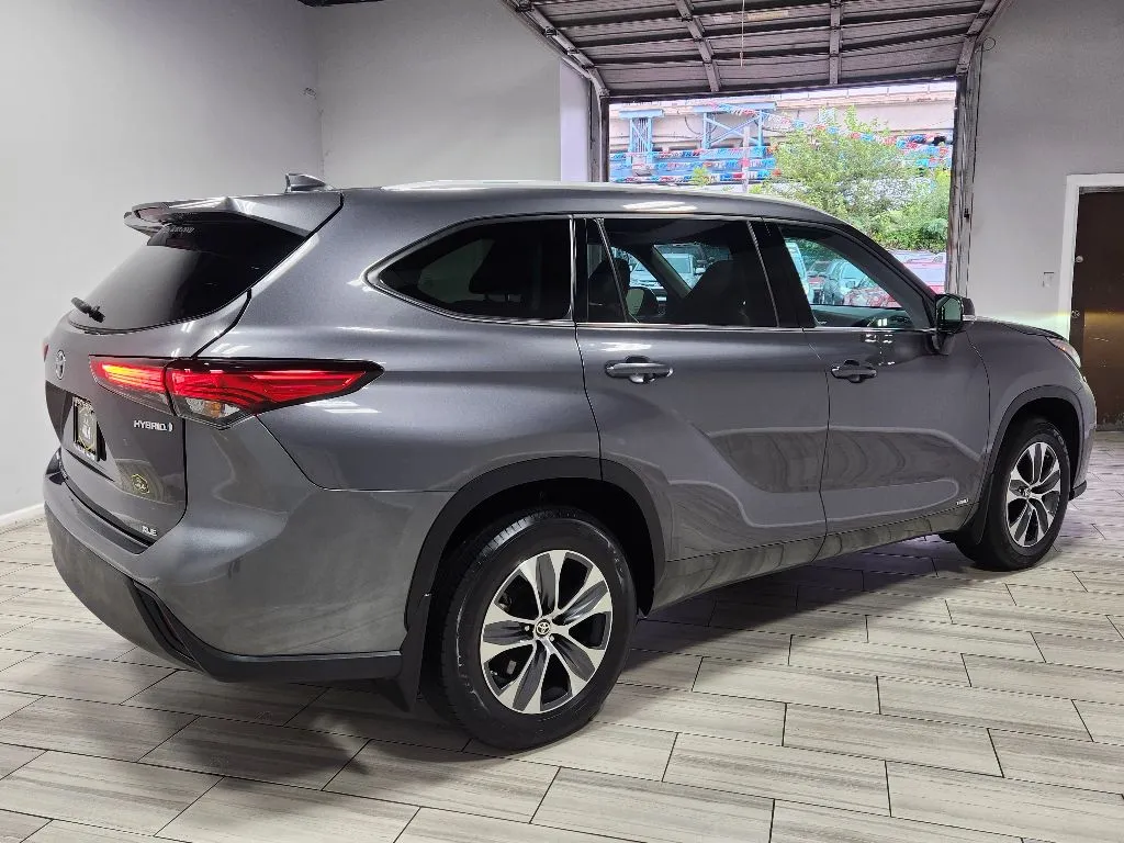 More photos of 2022 Toyota Highlander Hybrid Hybrid XLE at Torresdale Ave, PA