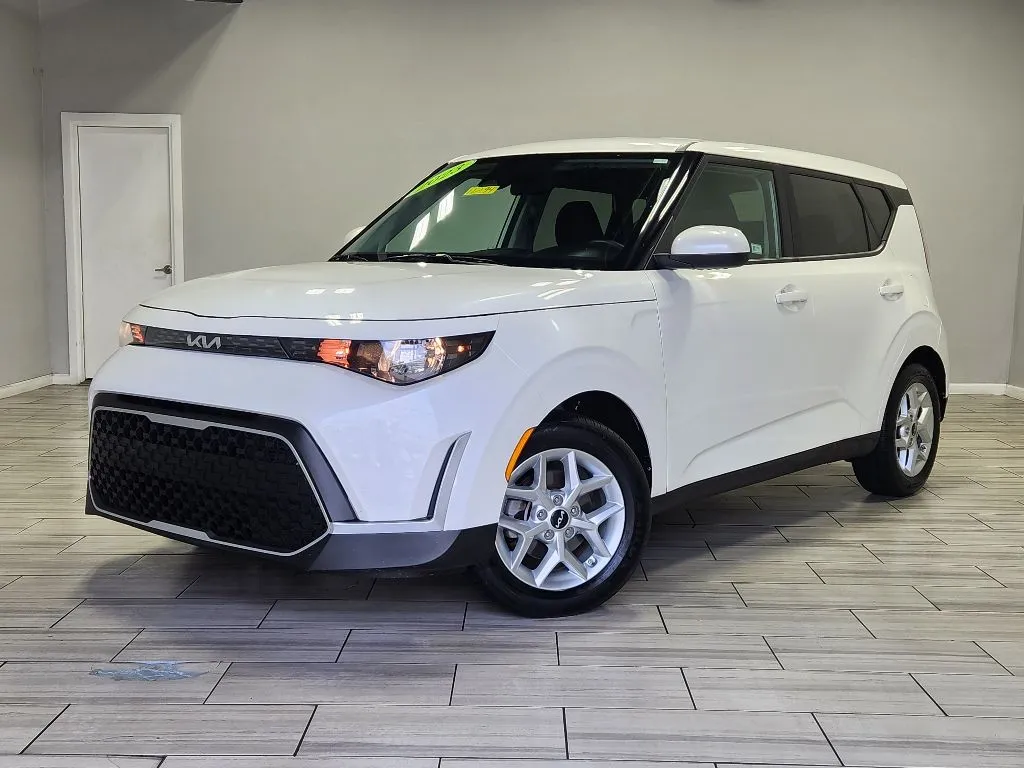 White 2023 Kia Soul LX for sale in Philadelphia, PA