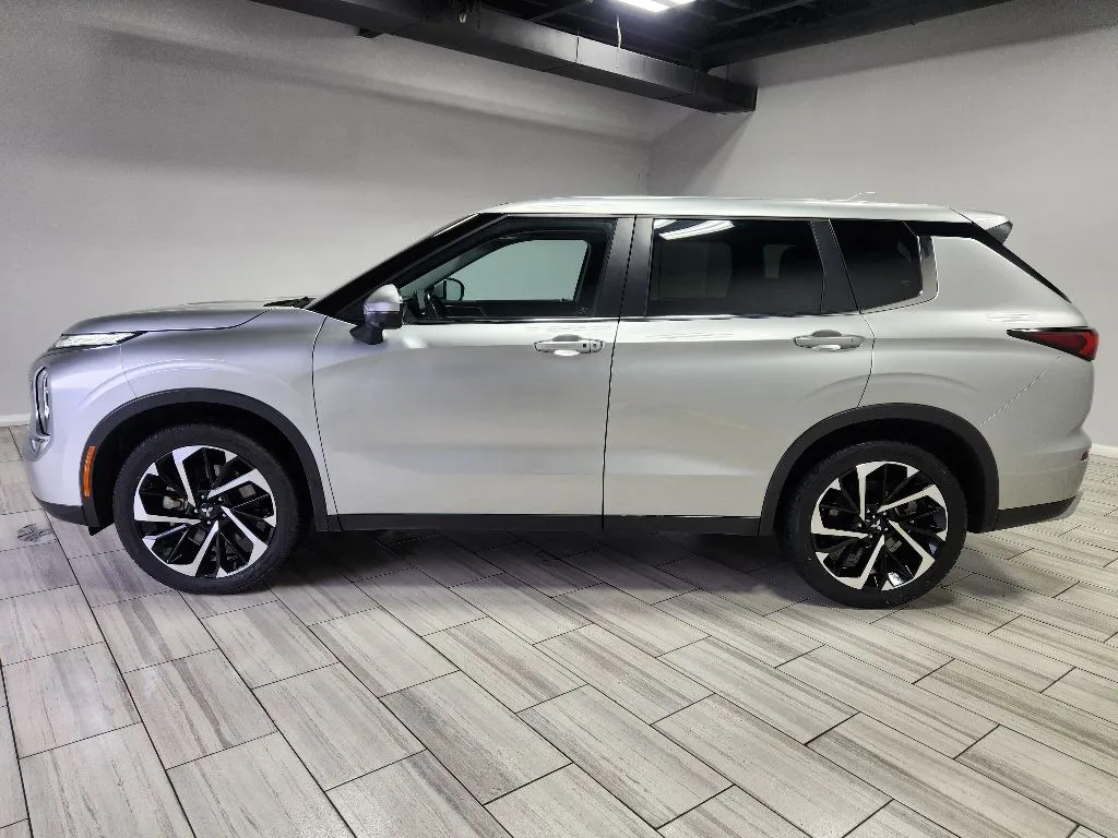Photos of 2024 Mitsubishi Outlander SE for sale in Philadelphia, PA at Torresdale Ave