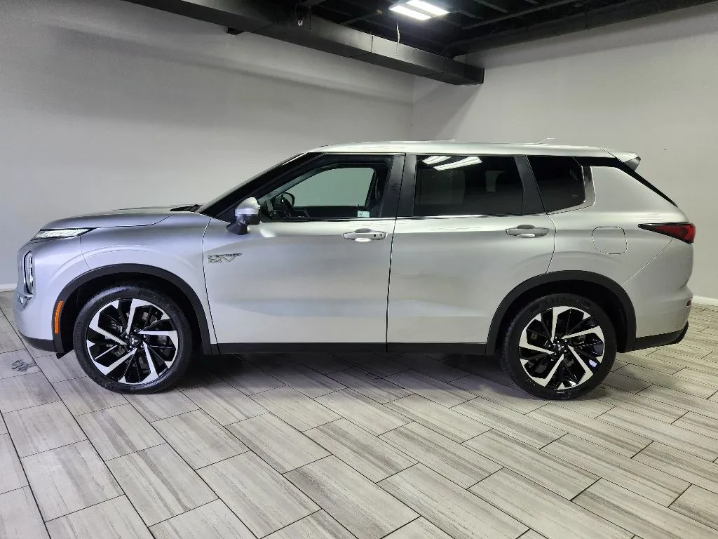 Photos of 2023 Mitsubishi Outlander PHEV SE for sale in Philadelphia, PA at Torresdale Ave