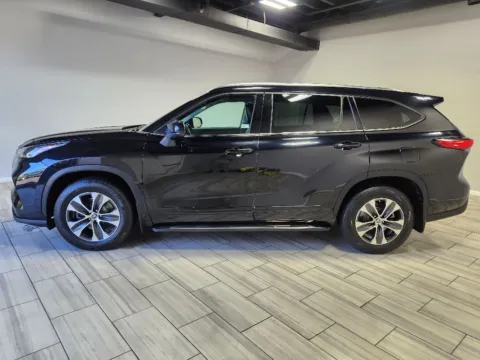 Photos of 2021 Toyota Highlander XLE for sale in Philadelphia, PA at Torresdale Ave