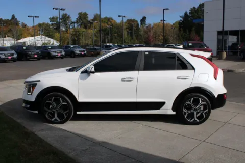 Photos of 2024 Kia Niro SX Touring for sale in Gladstone, OR at Honda of Gladstone