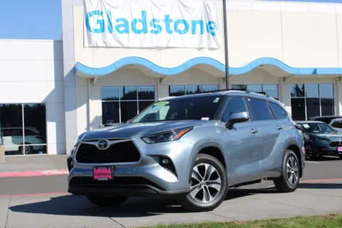 Blue 2024 Toyota Highlander XLE for sale in Gladstone, OR
