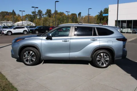 Photos of 2024 Toyota Highlander XLE for sale in Gladstone, OR at Honda of Gladstone