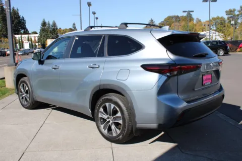 Another view of 2024 Toyota Highlander XLE for sale in Gladstone, OR at Honda of Gladstone