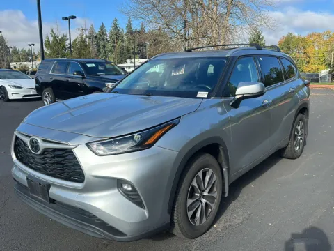 Silver 2022 Toyota Highlander XLE for sale in Gladstone, OR