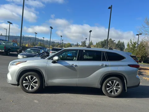 Photos of 2022 Toyota Highlander XLE for sale in Gladstone, OR at Honda of Gladstone