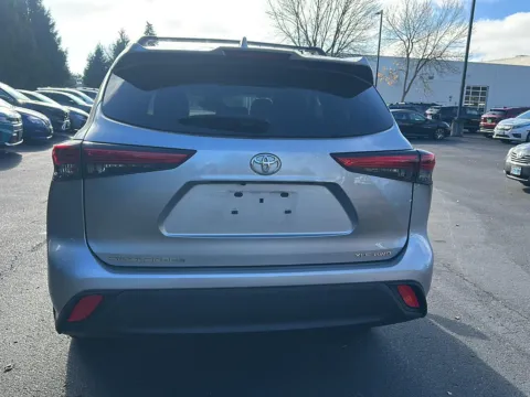 More photos of 2022 Toyota Highlander XLE at Honda of Gladstone, OR