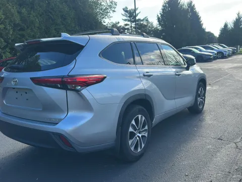 More photos of 2022 Toyota Highlander XLE at Honda of Gladstone, OR