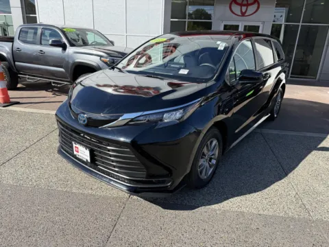 More photos of 2025 Toyota Sienna LE at Toyota of Gladstone, OR