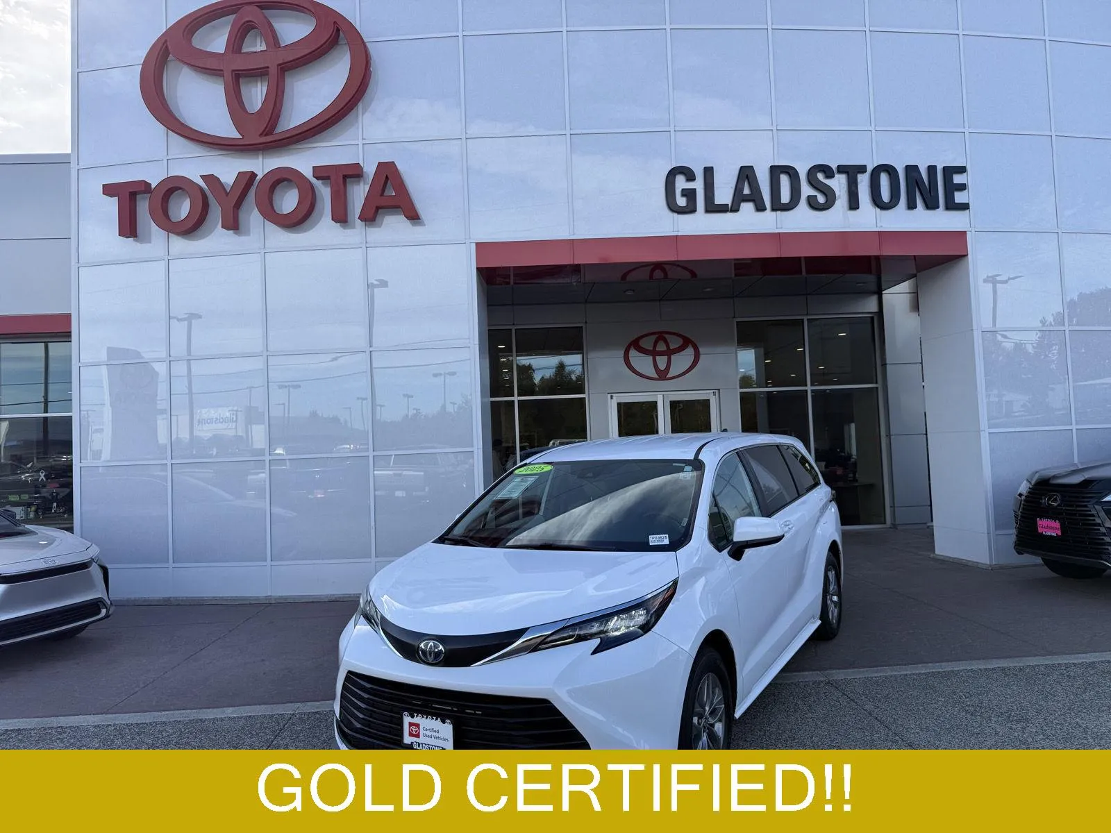 White 2025 Toyota Sienna LE for sale in Gladstone, OR
