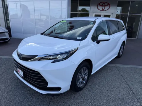 More photos of 2025 Toyota Sienna LE at Toyota of Gladstone, OR