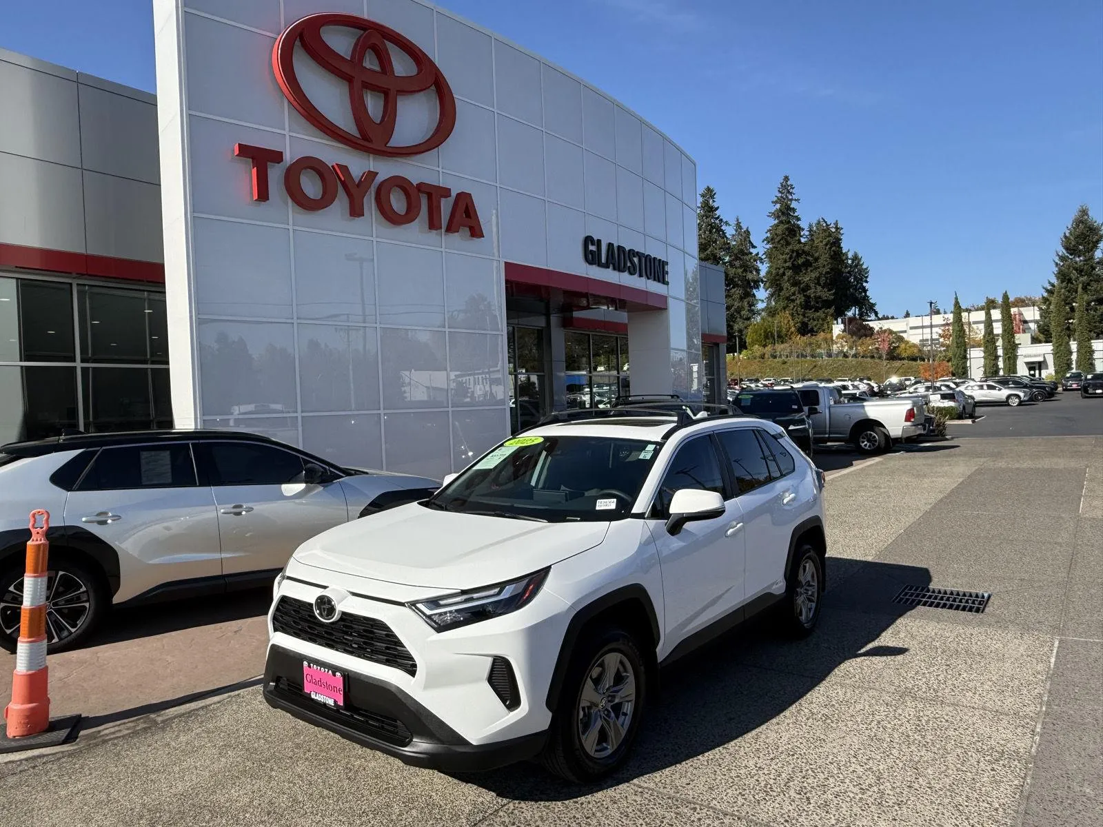 White 2025 Toyota RAV4 Hybrid XLE for sale in Gladstone, OR