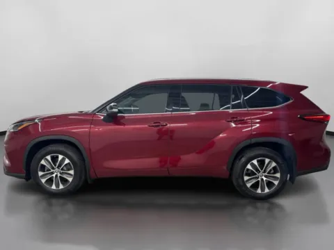More photos of 2021 Toyota Highlander XLE Sport Utility 4D at DriveMax (Auto Center Sales and Service), MA