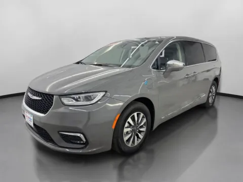 More photos of 2022 Chrysler Pacifica Hybrid Limited Van 4D at DriveMax (Auto Center Sales and Service), MA