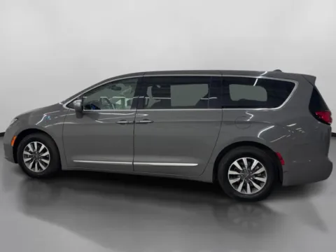 More photos of 2022 Chrysler Pacifica Hybrid Limited Van 4D at DriveMax (Auto Center Sales and Service), MA